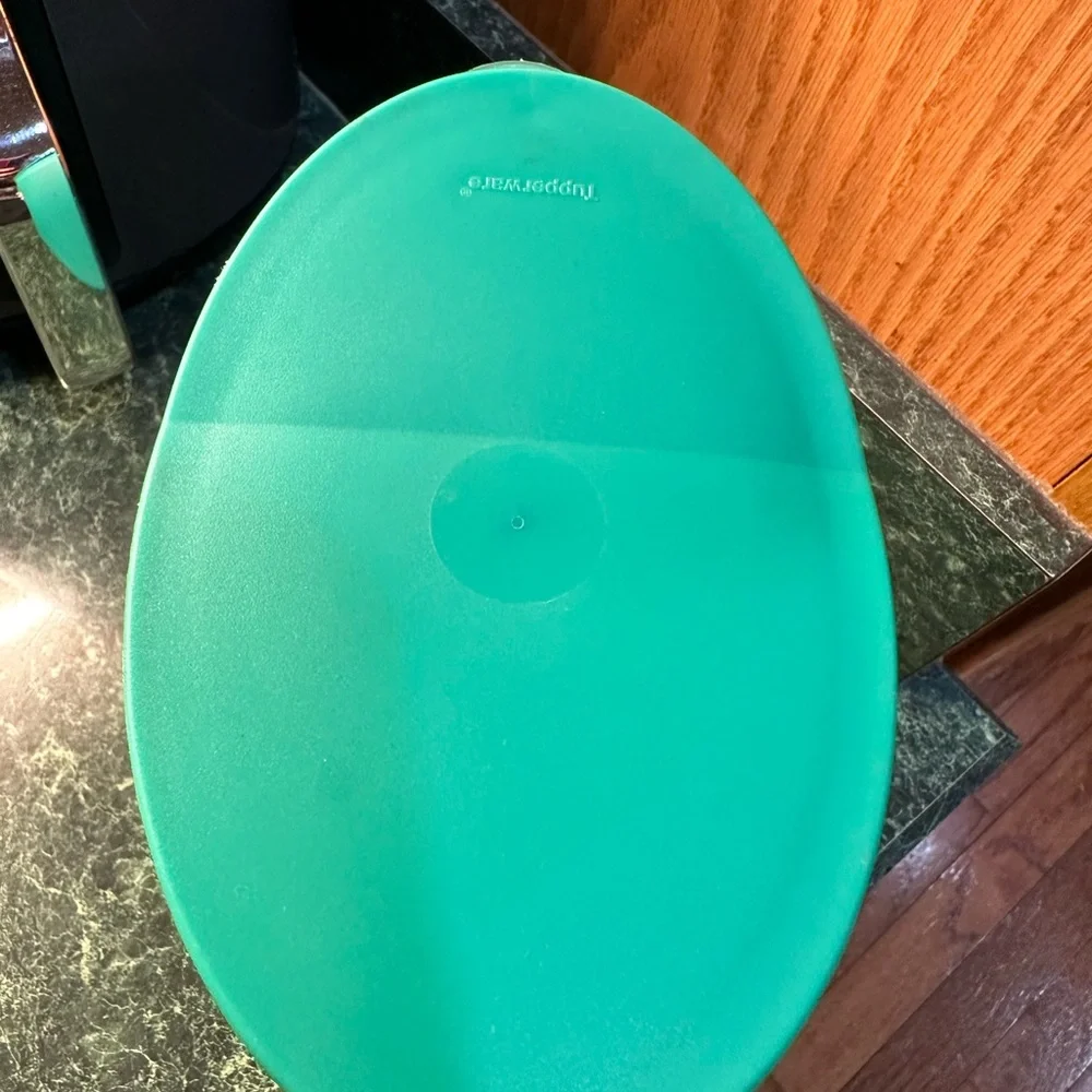 Tupperware green pitcher, 2.1 L - Picture 4 of 5